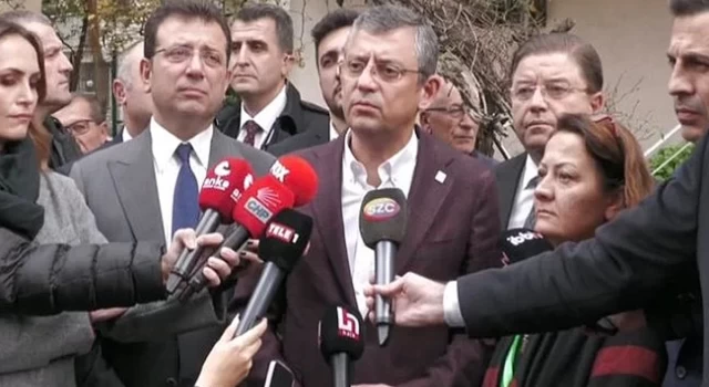 CHP Genel Başkanı Özgür Özel kurye Yunus Emre Göçer'in evini ziyaret etti