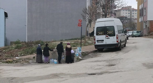 Edirne'de su kesintileri nedeniyle vatandaş suyu çeşmeden taşıyor