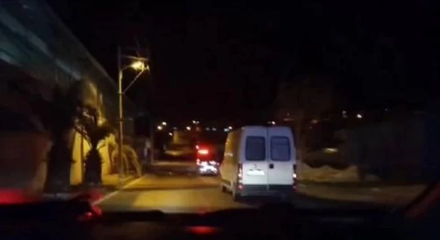 İzmir’de durdurulan kamyonetin kasasından 41 düzensiz göçmen çıktı