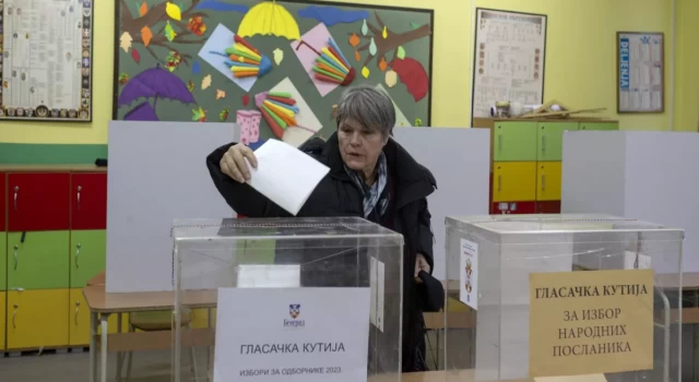 Sırbistan'da parlamento ve yerel seçimler için halk sandık başında