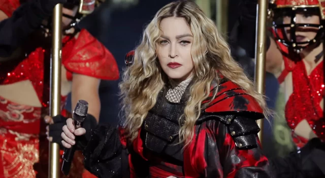 Dünyaca ünlü şarkıcı Madonna hayranları tarafından dava edildi