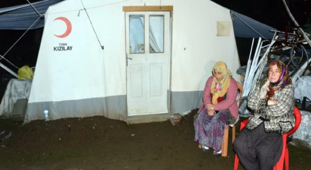 Haluk Levent ve Hasan Can Kaya, çadırda yaşayan depremzede şehit ailesine ev alacaklarını açıkladı