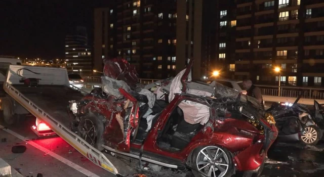 İstanbul'da kontrolden çıkan otomobil karşı şeride geçti: 4 kişi hayatını kaybetti