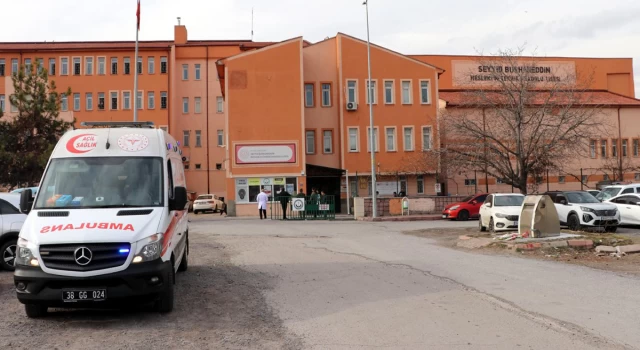 Kayseri'de 12 lise öğrencisi zehirlenme şüphesi ile hastaneye kaldırıldı