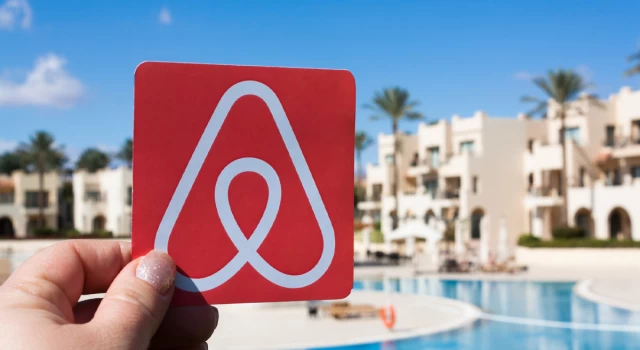 Airbnb ev sahibi, kötü yorum bırakan müşterisinin eşine başka kadınla fotoğraflarını gönderdi