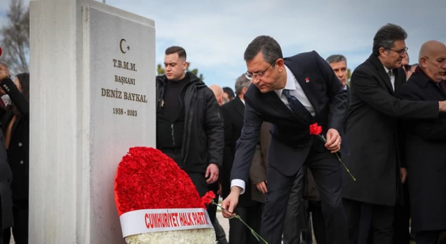 CHP lideri Özgür Özel, Deniz Baykal'ı ölüm yıl dönümünde mezarı başında andı