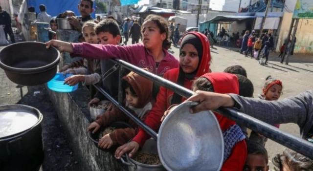 Gazze'de açlık riski: Hayvan yemini öğütüyorlar