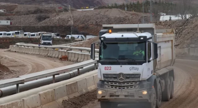 Yerlikaya, Erzincan'daki facianın boyutunu açıkladı: Günlük 1500 kamyon toprak kaldırılıyor