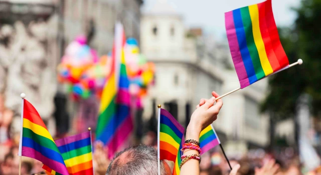 Yunanistan eşcinsel evliliği yasallaştırdı