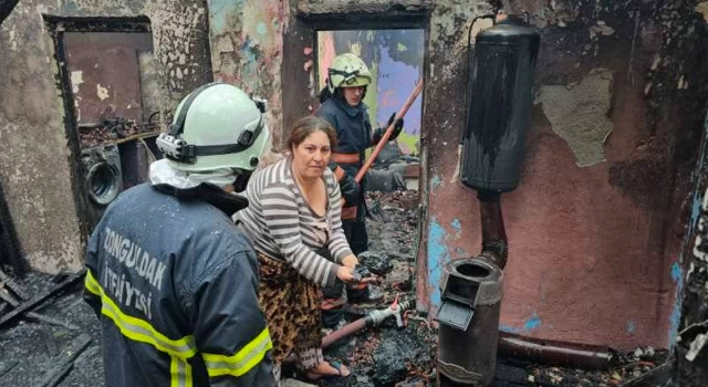 Zonguldak'ta iki katlı evde yangın: Valiliğin dağıttığı yardım kömürünün patladığı iddiası