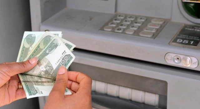 Banka ATM'si bozuldu, müşterileri 40 milyon dolardan fazla para çekti