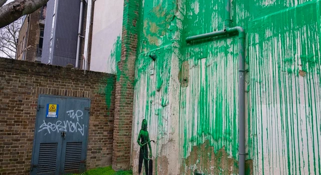 Gizemli sokak sanatçısı Banksy, Londra'daki bir duvara püskürttüğü boyayla ortaya çıktı