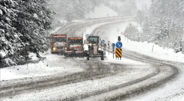 Kars'ta kar yağışıyla 58 köy yolu kapandı, mahsur kalan 15 araç kurtarıldı