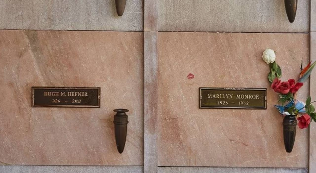 Marilyn Monroe ve Hugh Hefner'in yakınındaki mezar açık artırmada 400 bin dolara satılıyor