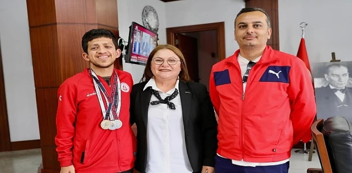 Antalya’da düzenlenen Özel Sporcular Türkiye Yüzme Şampiyonası’nda büyük başarı elde eden Erdem Günay Atacan Didim Belediye Başkanı Hatice Gençay’ı ziyaret etti