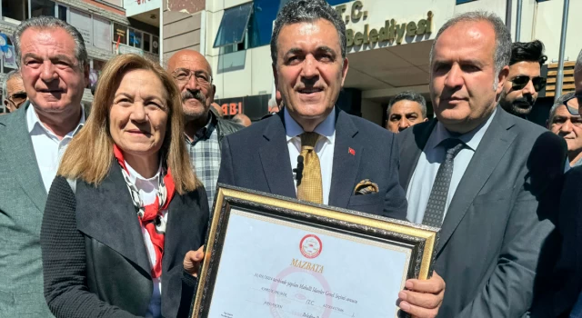 Ardahan Belediye Başkanı CHP'li Faruk Demir mazbatasını teslim aldı