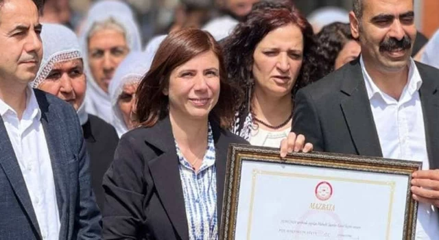 DEM Parti'li Diyarbakır Büyükşehir Belediyesi Eş Başkanları mazbatayı aldı