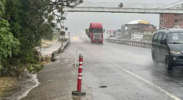 İstanbul'da kuvvetli yağış sürücülere zor anlar yaşattı