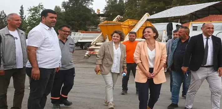 Karabağlar Belediye Başkanı Helil Kınay, güne Fen İşleri Şantiyesi’nde emekçilerle bir araya gelerek başladı