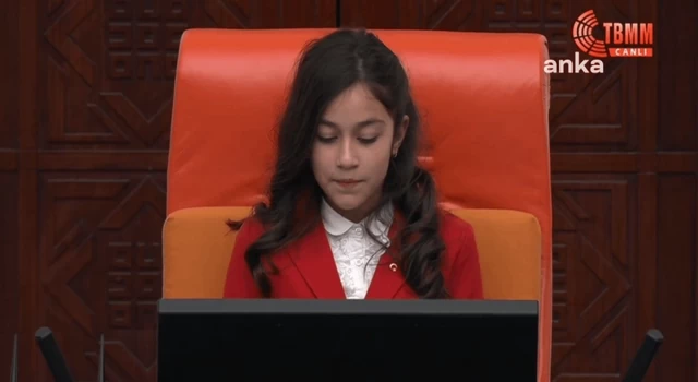 Meclis Başkanı Kurtulmuş, koltuğunu 6. sınıf öğrencisi Aysima'ya devretti