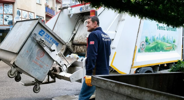 CHP'li Giresun Belediye Başkanı Köse, 1 Mayıs İşçi Bayramı'nda işçilerle birlikte çöp topladı