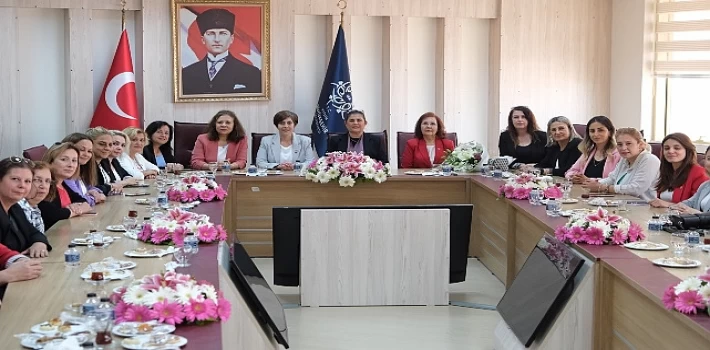 Cumhuriyet Halk Partisi Aydın İl Kadın Kolları Başkanı Ayşe Özdemir Özlem Çerçioğlu’na nezaket ziyaretinde bulundu