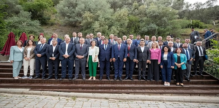 İzmir Büyükşehir Belediye Başkanı Dr. Cemil Tugay ilçe belediye başkanlarıyla bir araya geldi