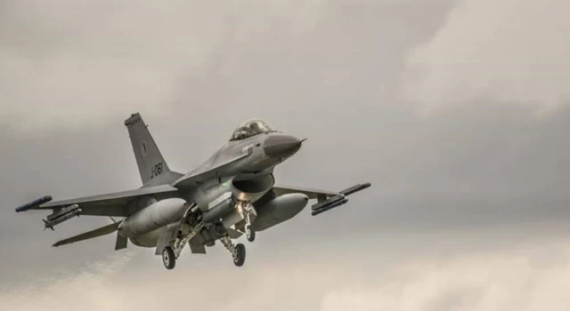 Singapur'da F-16 savaş uçağı düştü