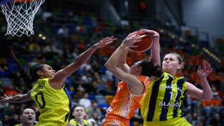 Basketbol FIBA Kadınlar Avrupa Ligi Dörtlü Finali’nde İtalya temsilcisi Beretta Famila’yı 7770 yenen Fenerbahçe Alagöz Holding, finale yükseldi.