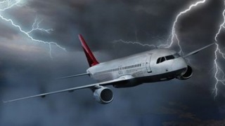 Kötü hava, uçak yolcusuna panik atak geçirtti