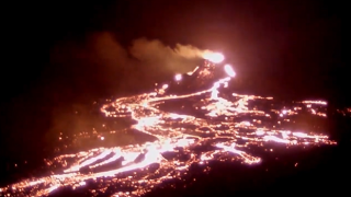 900 yıl sonra faaliyette: Yanardağın patlama anları yayınlanıyor