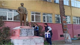 Atatürk heykeline hakaret içerikli saldırı