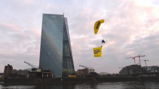 Avrupa Merkez Bankası'nın çatısına paraşütle indiler