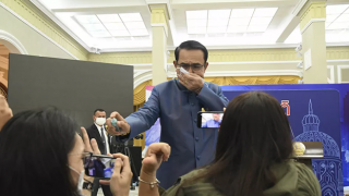 Başbakan, gazetecilerin üzerine dezenfektan sıktı