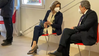 Başbakan ve eşi, aşı sırası beklerken görüntülendi