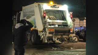 Çöp kamyonunda patlayan madde işçinin yüzünü yaktı