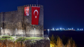 Diyarbakır kalesine Kürtçe Erdoğan pankartı