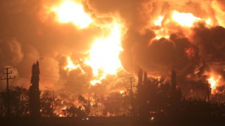 Endonezya’da petrol rafinerisinde dev patlama