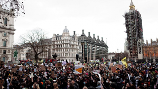 İngiltere'de yasa tasarısı protestosu: Binlerce kişi sokakta