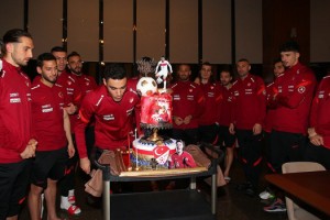 Ozan Kabak'ın doğum gününü milli takım kampında kutlandı