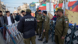 Pakistan'da yol kenarına yerleştirilen bomba patlatıldı