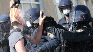 Avusturya'da koronavirüs karşıtları ile polis birbirine girdi