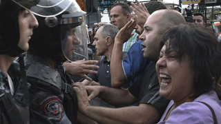 Ermenistan'da polis ve protestocular çatıştı