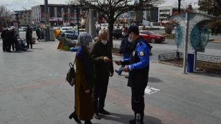 Erzincan'da polis, vatandaşa 'koronavirüs broşürü' dağıttı