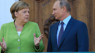 Merkel, Putin'den askeri yığınağın gevşetilmesini talep etti