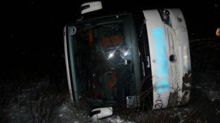 Yolcu otobüsü şarampole devrildi: 39 yaralı