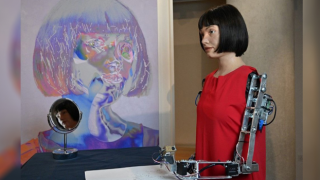 Dünyanın ilk ressam robotu yeni sergi açtı