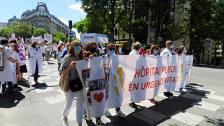 Fransa'da sağlık personeli sokağa döküldü! Hükümet karşıtı protesto