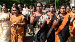 Hindistan'da yüzlerce kadın Kovid-19’a karşı dua etmek için tapınağa yürüdü