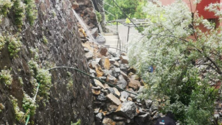 İstanbul’da istinat duvarı çöktü, 3 apartman tahliye edildi